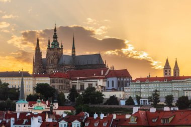 Yaz gündönümünde Prag kalesinin arkasındaki batan güneş..