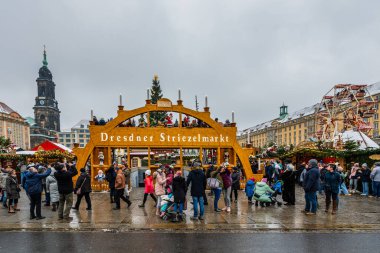 Dresden, Almanya, 17.12.2022 - Bulutlu bir günde Altmarkt Meydanı 'nda Dresdner Striezelmarkt Noel Pazarı