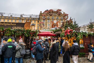 Dresden, Almanya, 17.12.2022 - Bulutlu bir günde Altmarkt Meydanı 'nda Dresdner Striezelmarkt Noel Pazarı