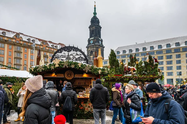 Dresden, Almanya, 17.12.2022 - Bulutlu bir günde Altmarkt Meydanı 'nda Dresdner Striezelmarkt Noel Pazarı