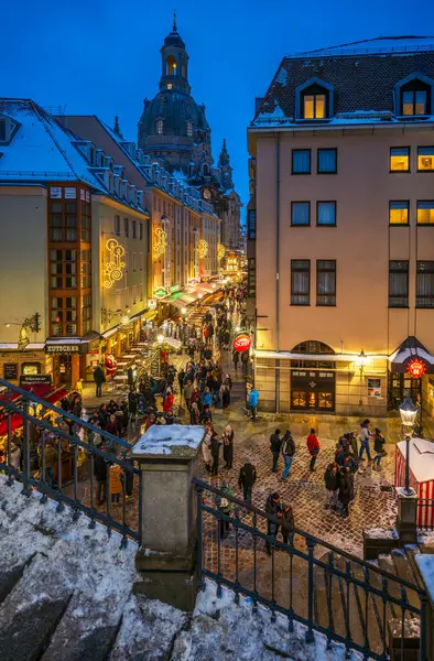 Dresden, Almanya, 17.12.2022 - Frauenkirche Kilisesi 'ne giden yol mavi saatte insanlarla dolu