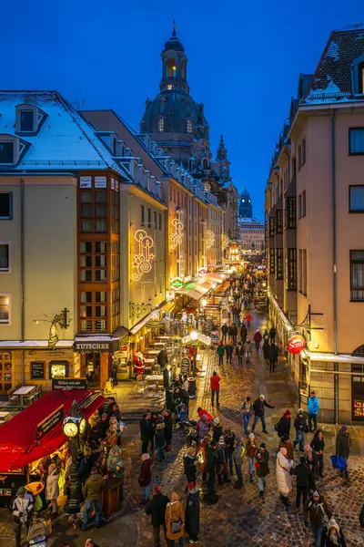 Dresden, Almanya, 17.12.2022 - Frauenkirche Kilisesi 'ne giden yol mavi saatte insanlarla dolu