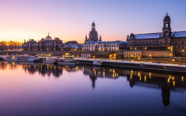 Dresden 'deki barok binaların bulunduğu tarihi rıhtım. Kış şafağının erken saatlerinde.. 