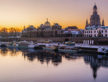 Dresden 'deki barok binaların bulunduğu tarihi rıhtım. Kış şafağının erken saatlerinde.. 