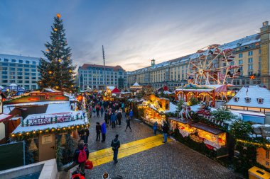Dresden, Almanya, 18.12.2022 - Dresdner Striezelmarkt Noel Pazarı Altmarkt Meydanı 'nda mavi saatte