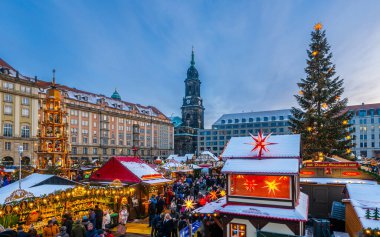 Dresden, Almanya, 18.12.2022 - Dresdner Striezelmarkt Noel Pazarı Altmarkt Meydanı 'nda mavi saatte