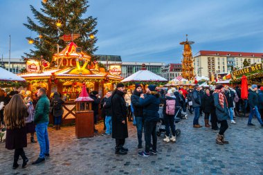 Dresden, Almanya, 18.12.2022 - Dresdner Striezelmarkt Noel Pazarı Altmarkt Meydanı 'nda mavi saatte