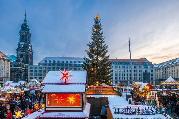 Dresden, Almanya, 18.12.2022 - Dresdner Striezelmarkt Noel Pazarı Altmarkt Meydanı 'nda mavi saatte