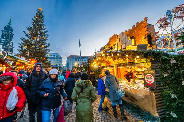 Dresden, Almanya, 18.12.2022 - Dresdner Striezelmarkt Noel Pazarı Altmarkt Meydanı 'nda mavi saatte