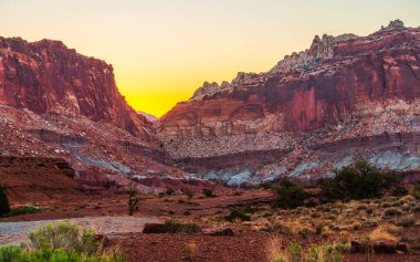 Ulusal Park Capitol Resifi 'nin Red Rock uçurumları sabahın erken saatlerinde Utah' ta.