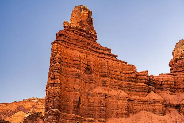 Utah 'taki Capitol Resifi' nde sabah erken saatlerde Baca Kayası oluşumu..