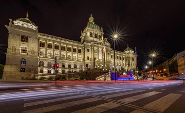 Prag 'da bir Çek Ulusal Müzesi. Ön cephesi aydınlık ve renkli çeşmesi var..