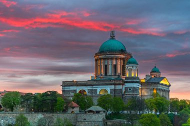 Macaristan 'daki aydınlık Esztergom Bazilikası' nın arkasındaki yağmurlu bulutların ardında renkli bir alacakaranlık..