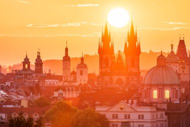 UNESCO sitesi Prag 'da Tyn' dan önce Meryem Ana Kilisesi 'nin kuleleri arasında doğan güneş..