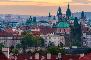 Prag şehri Unesco 'da listelenmiştir. Tyn ve Charles Bridge' den önceki kilisede.. 