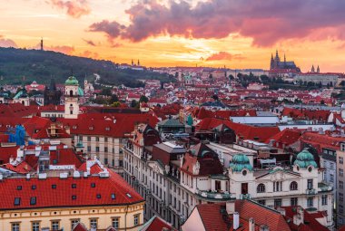 Şehir merkezindeki Prag havacılık şehri ve gün batımında St. Vitus Katedrali.. 