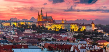 UNESCO sitesi Prag şehir merkezi ve aydınlık kale ve renkli alacakaranlıktaki St. Vitus Katedrali 'nin hava manzarası.