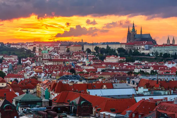 Şehir merkezindeki Prag havacılık şehri ve gün batımında St. Vitus Katedrali.. 