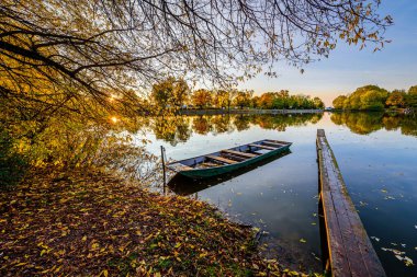 Prag yakınlarındaki Vestecky Rybnik 'te (Vestec havuzu) günbatımında güzel sonbahar renkleri.