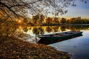 Prag yakınlarındaki Vestecky Rybnik 'te (Vestec havuzu) günbatımında güzel sonbahar renkleri.