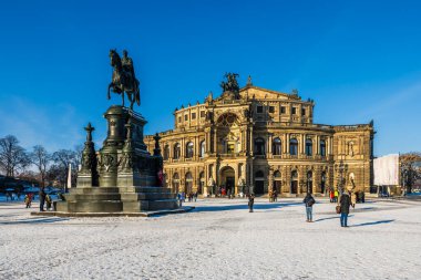 Dresden, Almanya, 18.12.2022 - Dresden Meydanı Tiyatrosu Soğuk bir kış günü Semperoper 'in önünde
