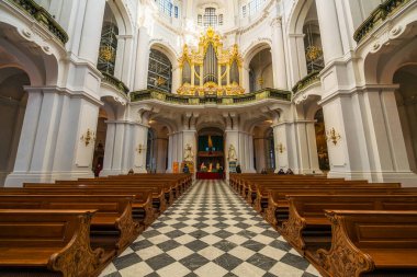 Dresden, Almanya, 18.12.2022 - Yenilenmiş Dresden Katedrali