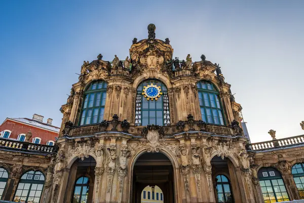 Soğuk bir kış gününde Dresden 'deki barok saray kompleksi Zwinger..