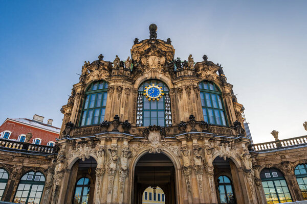 Дворцовый комплекс в стиле барокко в Дрездене в холодный зимний день.