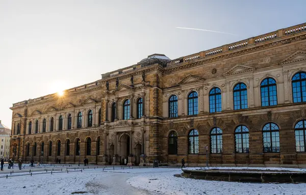 Soğuk bir kış gününde Dresden 'deki barok saray kompleksi Zwinger..