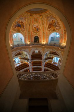 Dresden, Almanya, 18.12.2022 - Frauenkirche kilisesinin içi bir pencereden görülüyor