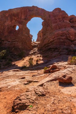 Utah, Moab yakınlarındaki Arches Ulusal Parkı 'ndaki Taret Kemeri' nde bir çiftin silueti..