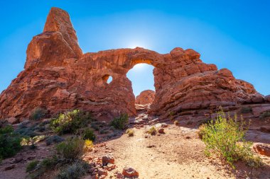 Utah, Moab yakınlarındaki Arches Ulusal Parkı 'ndaki Taret Kemeri..