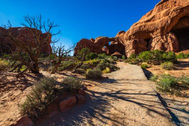Utah, Moab yakınlarındaki Arches Ulusal Parkı 'ndaki Double Arch kaya oluşumu..