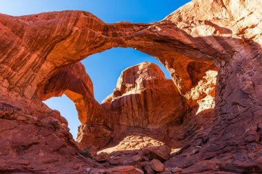 Utah, Moab yakınlarındaki Arches Ulusal Parkı 'ndaki Double Arch kaya oluşumu..