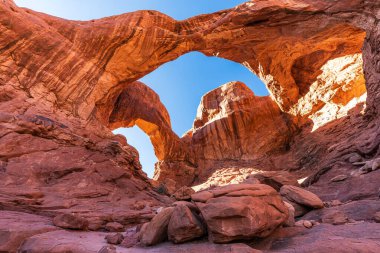 Utah, Moab yakınlarındaki Arches Ulusal Parkı 'ndaki Double Arch kaya oluşumu..