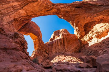 Utah, Moab yakınlarındaki Arches Ulusal Parkı 'ndaki Double Arch kaya oluşumu..