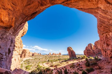 Utah 'taki Arches Ulusal Parkı' nın Windows bölümü Çifte Kemer 'den görülüyor..