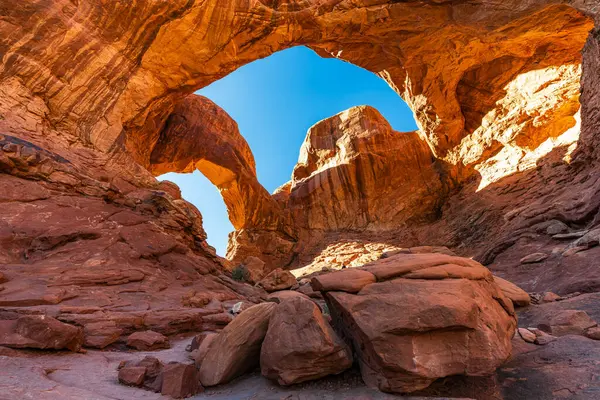 Utah, Moab yakınlarındaki Arches Ulusal Parkı 'ndaki Double Arch kaya oluşumu..