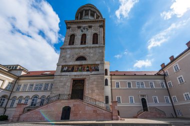 Macaristan 'daki UNESCO dünya mirası sahasının ön cephesi Benedictine Manastırı Pannonhalma Archabbey.