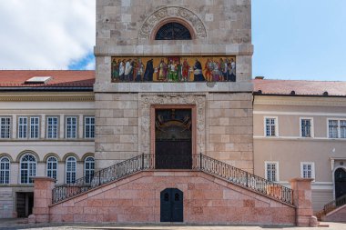 Macaristan 'daki UNESCO dünya mirası sahasının ön cephesi Benedictine Manastırı Pannonhalma Archabbey.