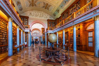Pannonhalma, Macaristan, 17.4.2022 - UNESCO dünya mirası sahasının kütüphanesi Benedictine manastırı Pannonhalma Archabbey
