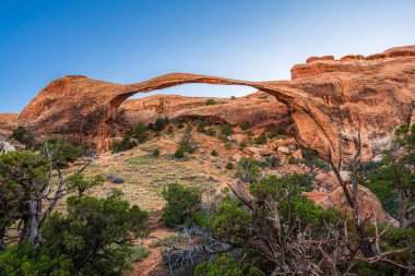 Moab, Utah yakınlarındaki Arches Ulusal Parkı 'ndaki Peyzaj Kemeri..
