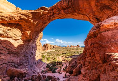 Utah 'taki Arches Ulusal Parkı' nın Windows bölümü Çifte Kemer 'den görülüyor..