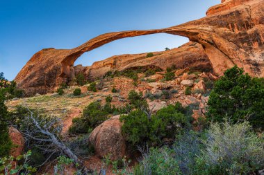 Moab, Utah yakınlarındaki Arches Ulusal Parkı 'ndaki Peyzaj Kemeri..