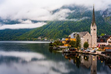 UNESCO 'nun dünya mirası alanı Hallstatt by the Hallstatter Avusturya' da sabah erken saatlerde puslu bulutlarda.