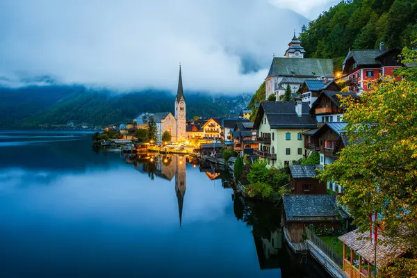 UNESCO 'nun dünya mirası alanı Hallstatt by the Hallstatter Avusturya' da sabah erken saatlerde puslu bulutlarda.