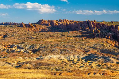 Utah, Moab yakınlarındaki Arches Ulusal Parkı 'nın çöl bölgesi. Gün doğumundan sonra.. 