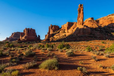 Utah, Moab yakınlarındaki Arches Ulusal Parkı 'nın çöl bölgesi. Gün doğumundan sonra.. 