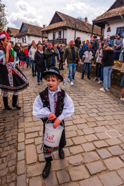 Holloko, Macaristan, 18 Haziran 2022 - UNESCO Dünya Mirası Sitesi Holloko 'da düzenlenen geleneksel Holloko Paskalya Festivali