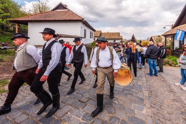 Holloko, Macaristan, 18 Haziran 2022 - UNESCO Dünya Mirası Sitesi Holloko 'da düzenlenen geleneksel Holloko Paskalya Festivali